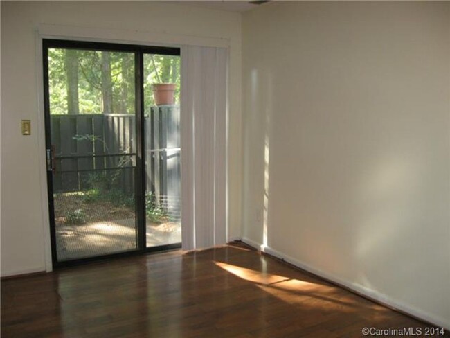 Building Photo - Renovated Townhome MInutes from Uptown Cha...