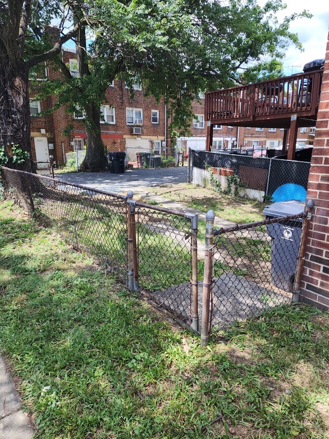 Building Photo - 2601 N Heald St