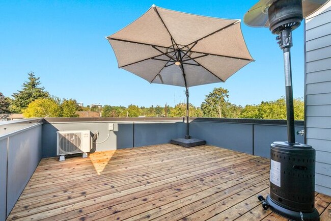 Building Photo - Ultra-Modern Air Conditioned Madrona Townhome