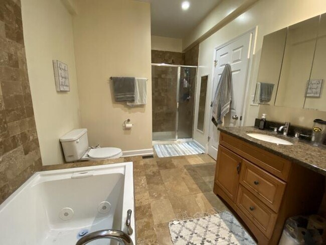 Foto del edificio - 3 bedroom in Chicago IL 60657