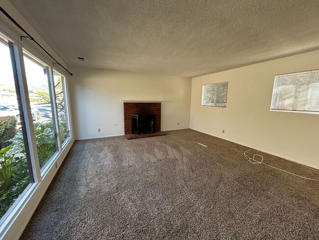 Building Photo - 3 Bedroom Carpinteria Home - Available Jan...