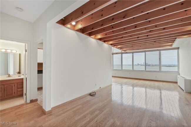Foto del edificio - 12900 Lake Ave