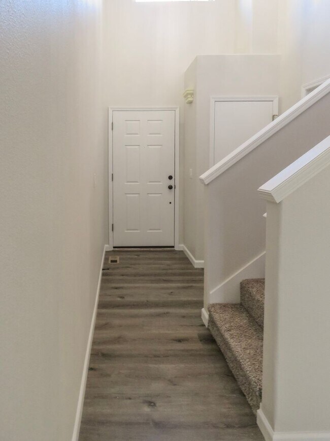Foto del edificio - Updated Interior ! Spacious 2 Bedroom 2.5 Bath Town home close to Intel and Nike