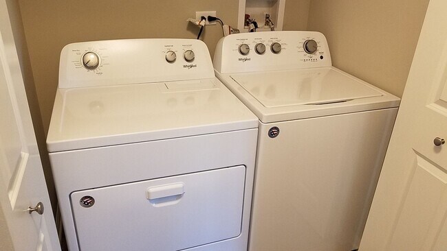 Foto del edificio - Chestnut - 2Br/2Ba Rental Home - First Floor