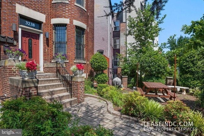 Foto del edificio - 3238 13th St NW