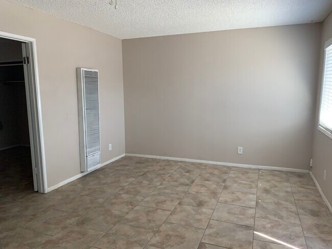 Sala de estar con calentador de pared a gas - 516 W Atkins Ave