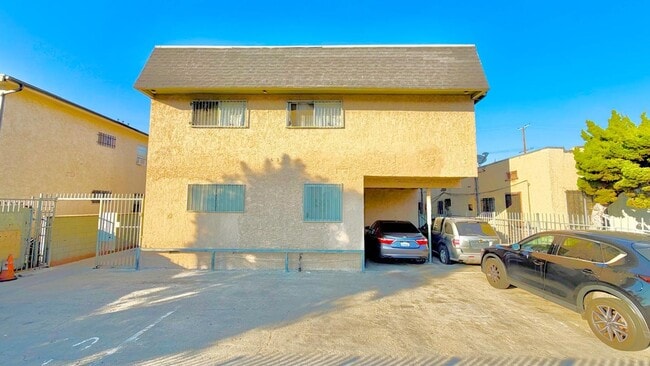 Building Photo - 637 W 79th St