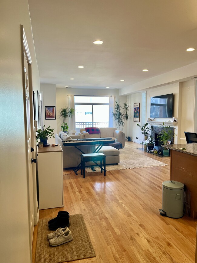 Living room - 817 N Bishop St