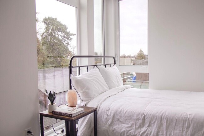 Foto del edificio - Fifty-Two Apartments 4710 20th Ave NE
