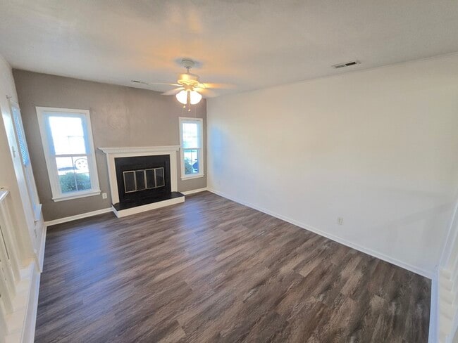 Building Photo - STUNNING TWO STORY 3 BEDROOM/ 2.5 BATH TOW...