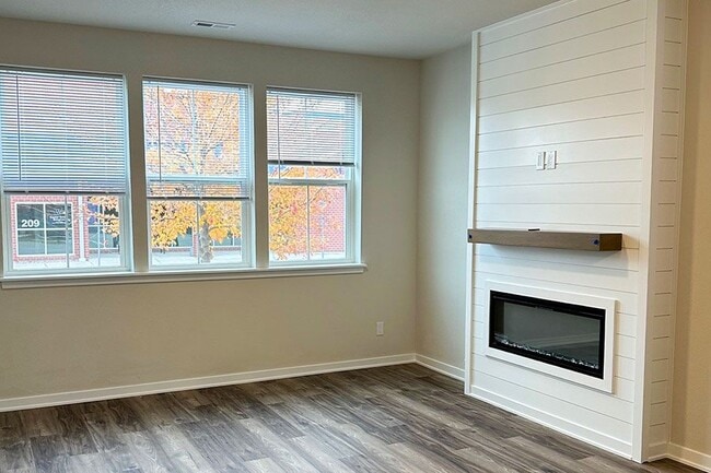 Building Photo - RIVERS ROW