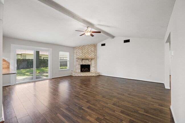 Foto del edificio - 3218 Sycamore Springs Dr