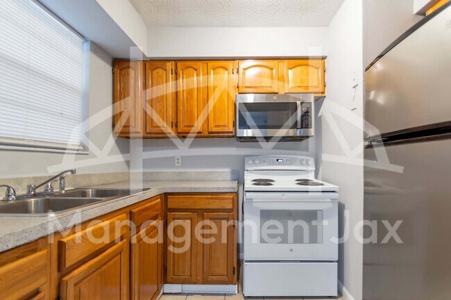 Building Photo - 1551 W 31st St