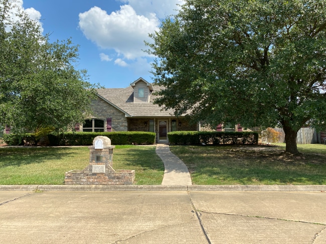 Building Photo - 6014 Castle Oaks