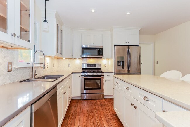 Building Photo - Private 3-Bedroom Home on 5 Acres with Mod...