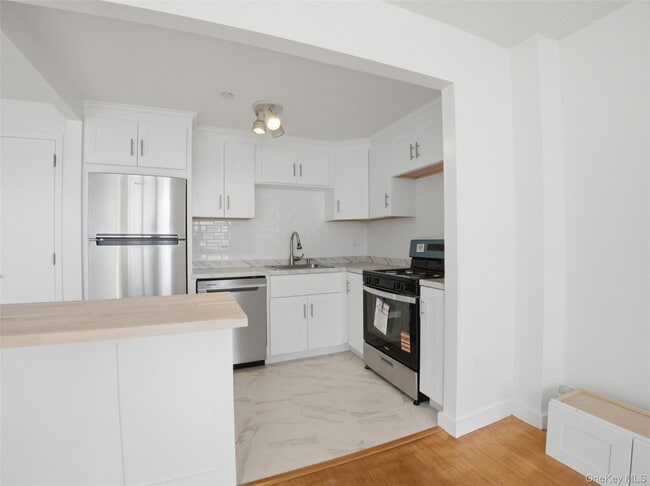 Foto del edificio - 3044 3rd Ave