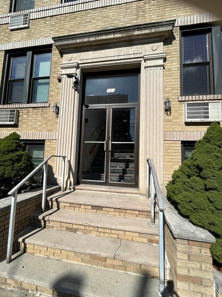 Foto del edificio - 287 Lawton Ave