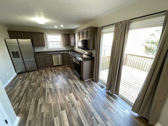 Foto del edificio - 4 Bedroom Home w/ 2 Car Garage