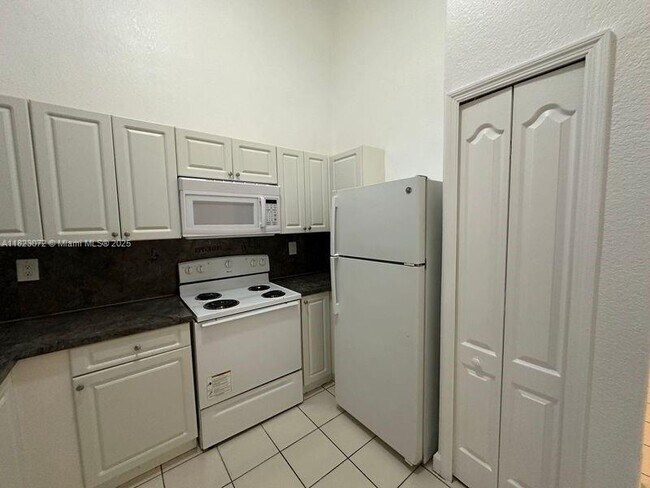 Building Photo - 1661 SE 29th Ct