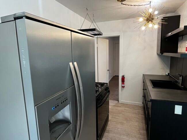 Building Photo - 14975 River Rd