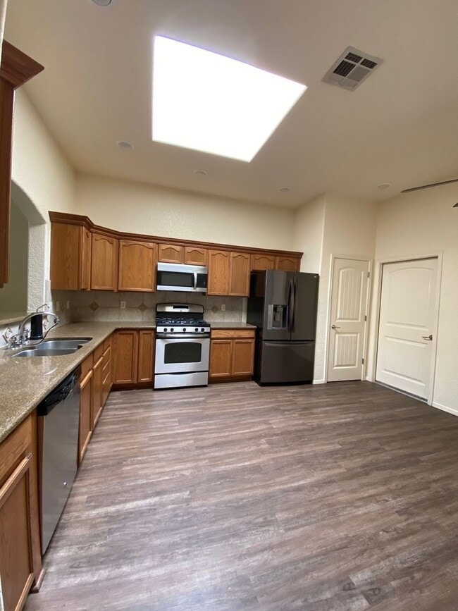Foto del edificio - Beautiful 2 Bedroom Del Prado Condominium ...
