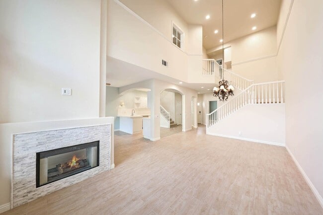 Building Photo - Gorgeous interior tract townhouse in the desirable gated Summit community