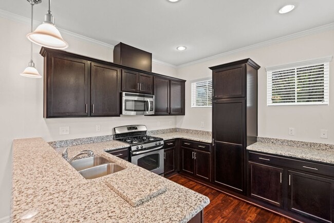 Building Photo - 3 BR Townhome in Prime Wade Ave location-W...