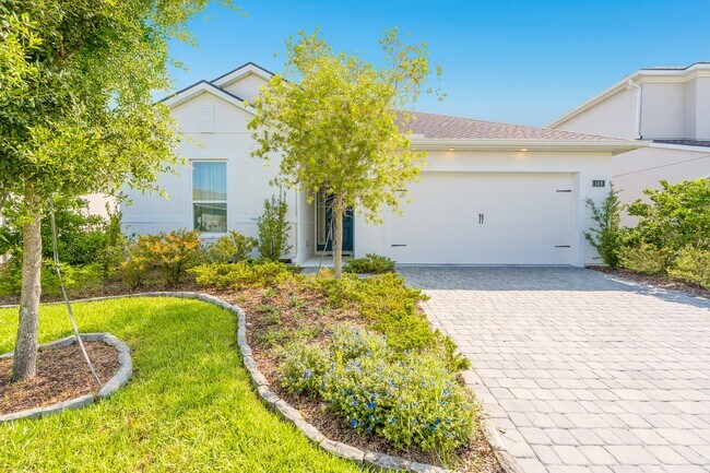 Foto del edificio - Luxurious 3-Bedroom Home Backing to a Natu...