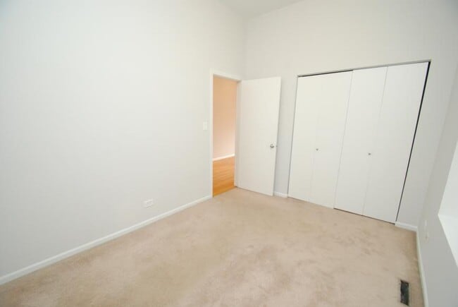 Building Photo - 2 bedroom in Chicago IL 60612
