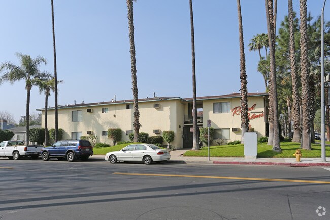 Building Photo - Royal Palms