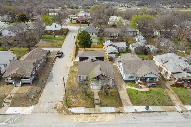 Building Photo - This 1930's Craftsman style home in the Br...