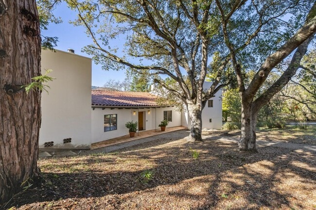 Building Photo - Charming 4BR Home Available in Private Portola Valley Cul de Sac