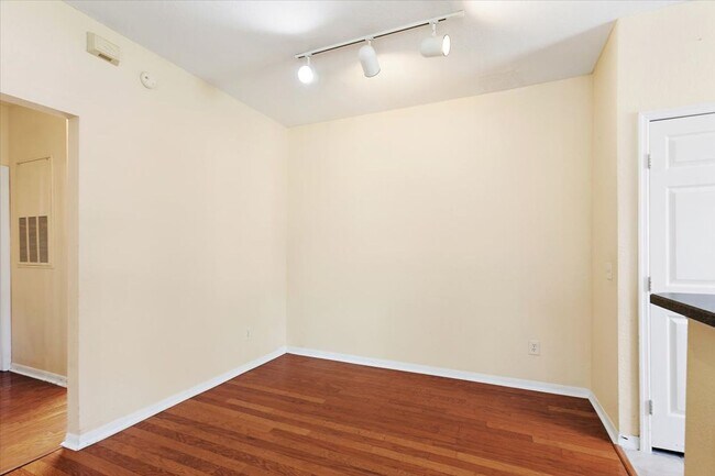 Building Photo - Highly desired Bishops Court Community condo!