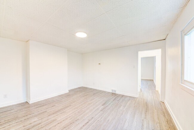 Building Photo - 615 E Warrington Ave