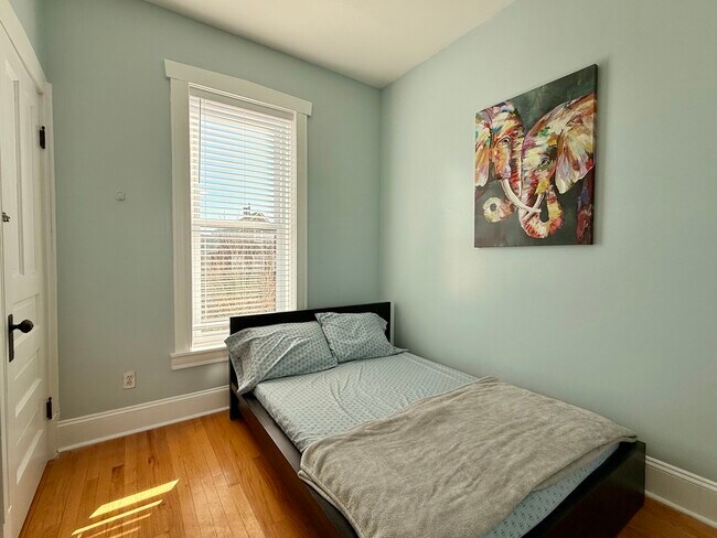 Foto del edificio - 2604 W Fullerton Ave