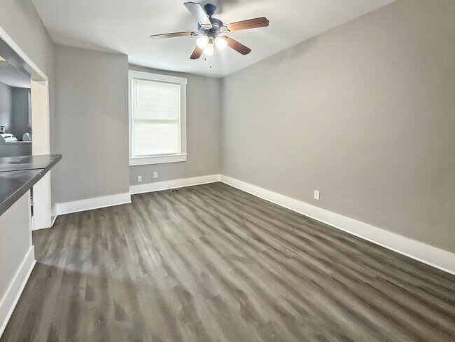 Building Photo - Modern Finishes, In-Unit Laundry & Bright Living Spaces