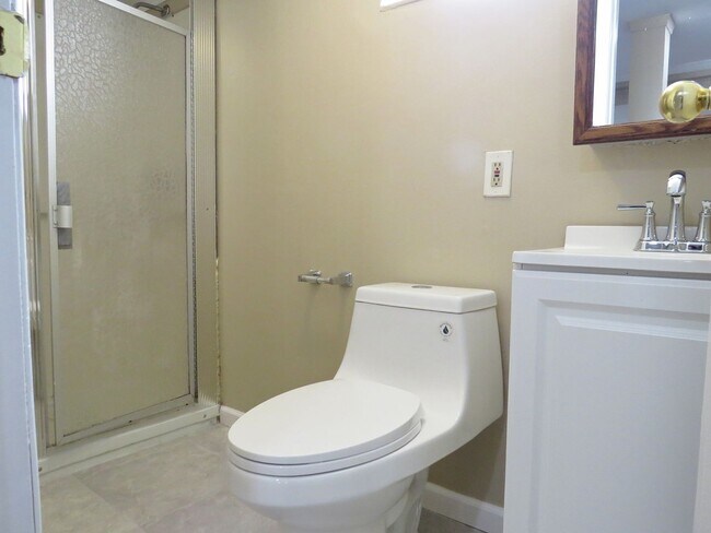 Building Photo - Spacious 4 Bedroom For Rent
