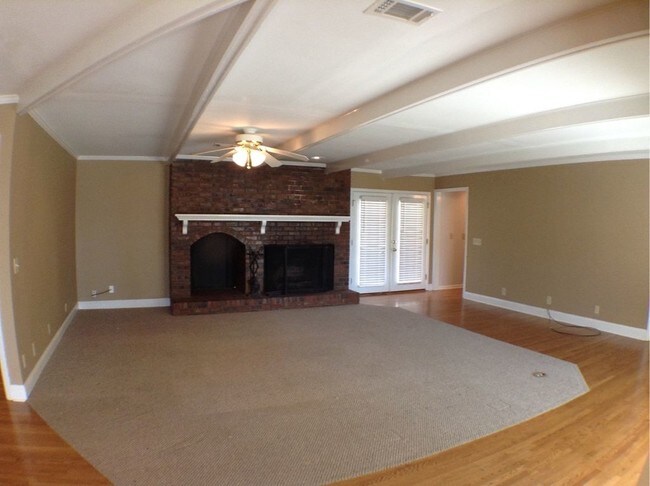 Building Photo - 1120 Phelps Lk