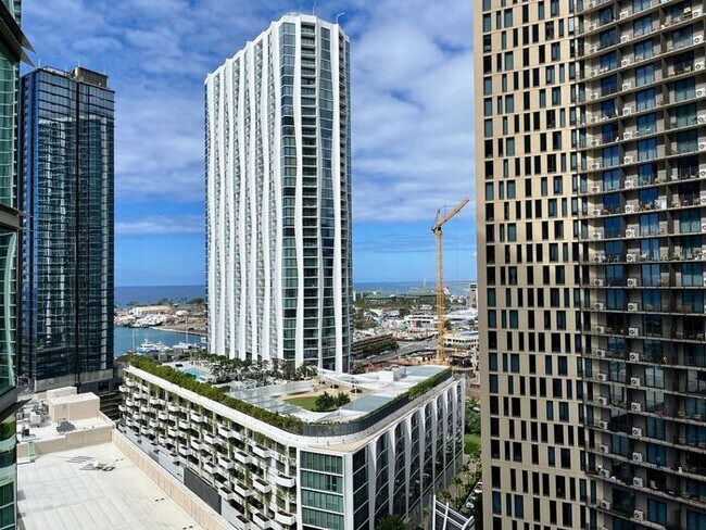 Building Photo - Kakaako: Ae'o Studio with one Parking