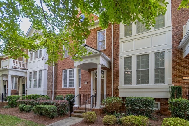 Foto del edificio - Gorgeous Townhome in the Heart of Fort Mil...