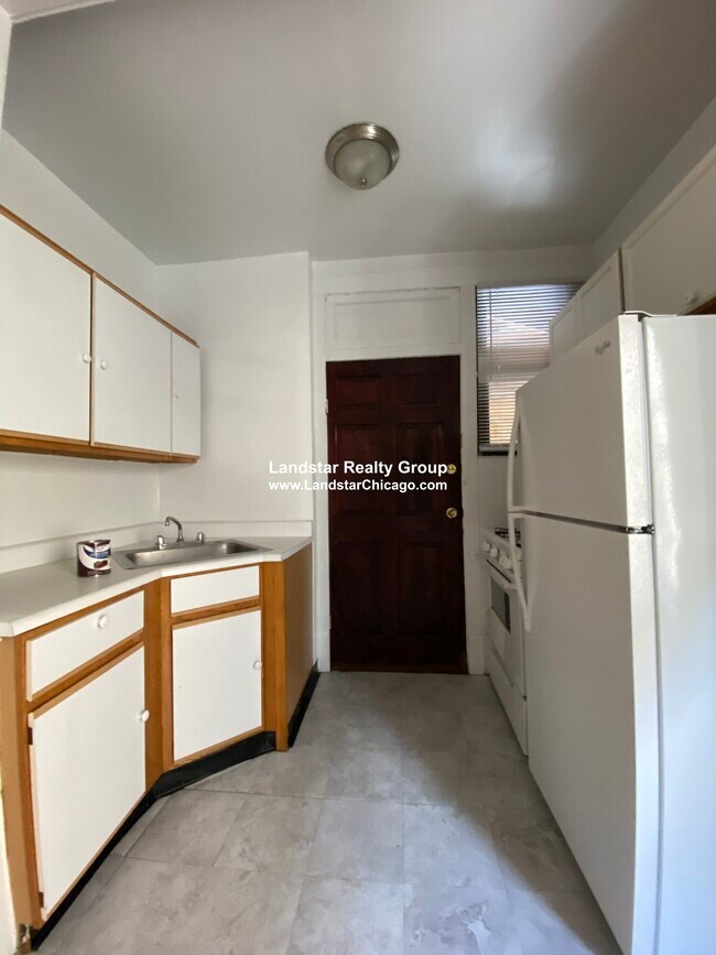 Building Photo - 1321 W Estes Ave