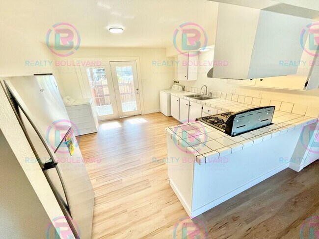Foto del edificio - Charming 2-Bedroom Home with Amenities and...