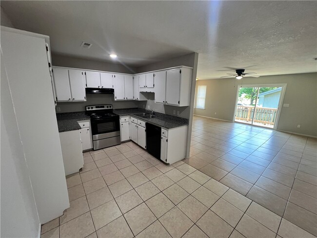 Building Photo - 823 N Lola Ln
