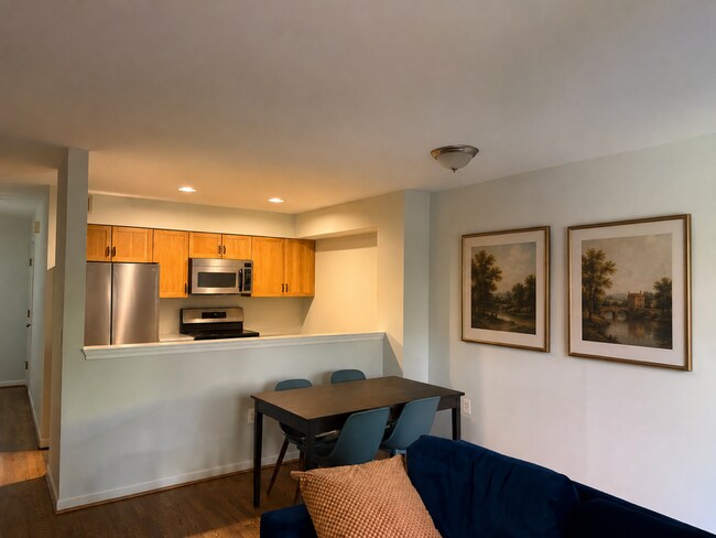 Foto del edificio - WONDERFUL 2 BEDROOM 1.5 BATH TOWNHOUSE W/ 1-CAR GARAGE!