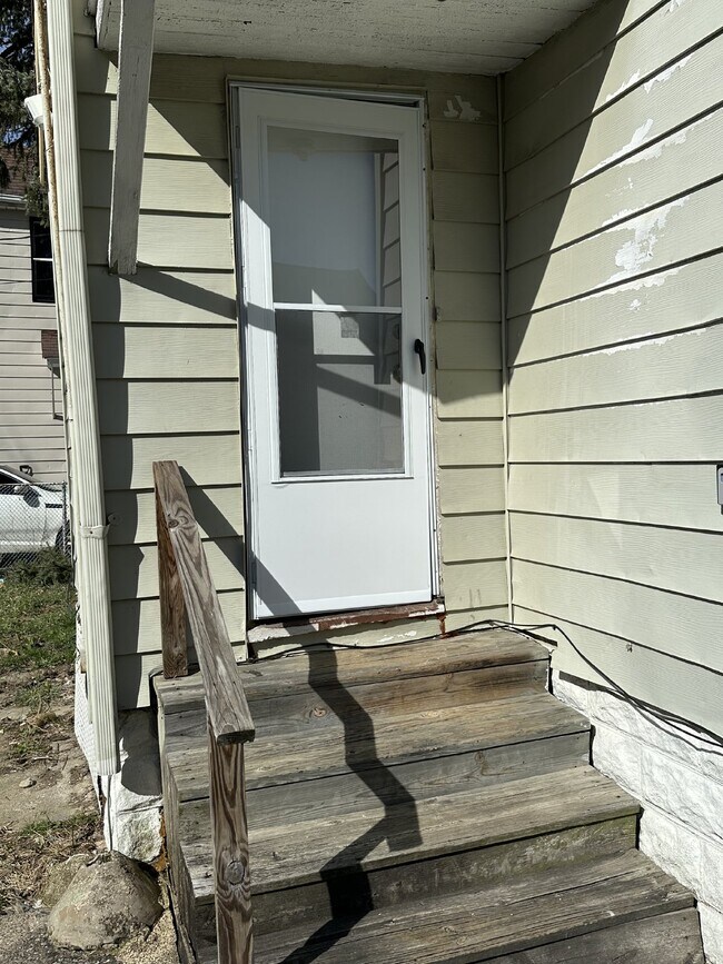 Building Photo - 3 bedroom 2 bath home with a few extras.