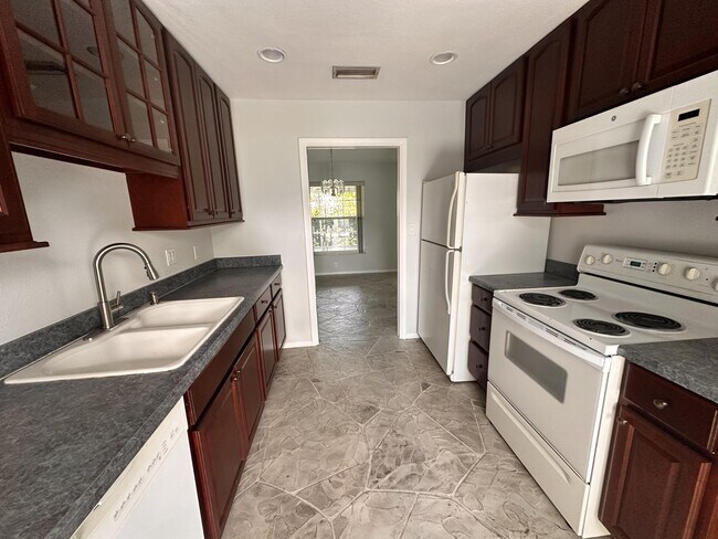 Building Photo - 1143 E 14th St