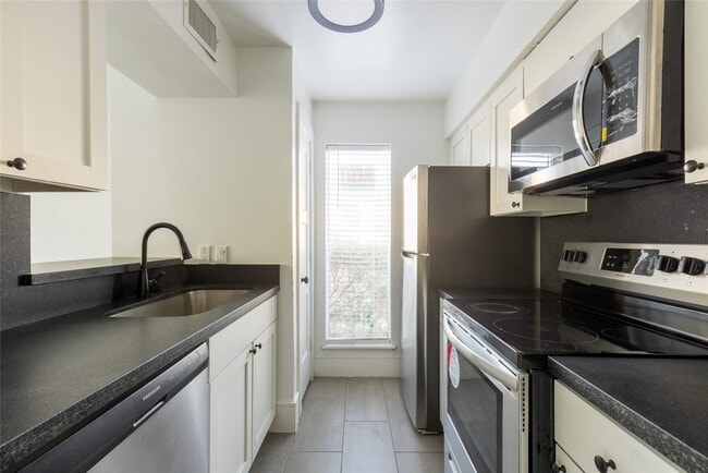 Building Photo - 10075 Westpark Dr