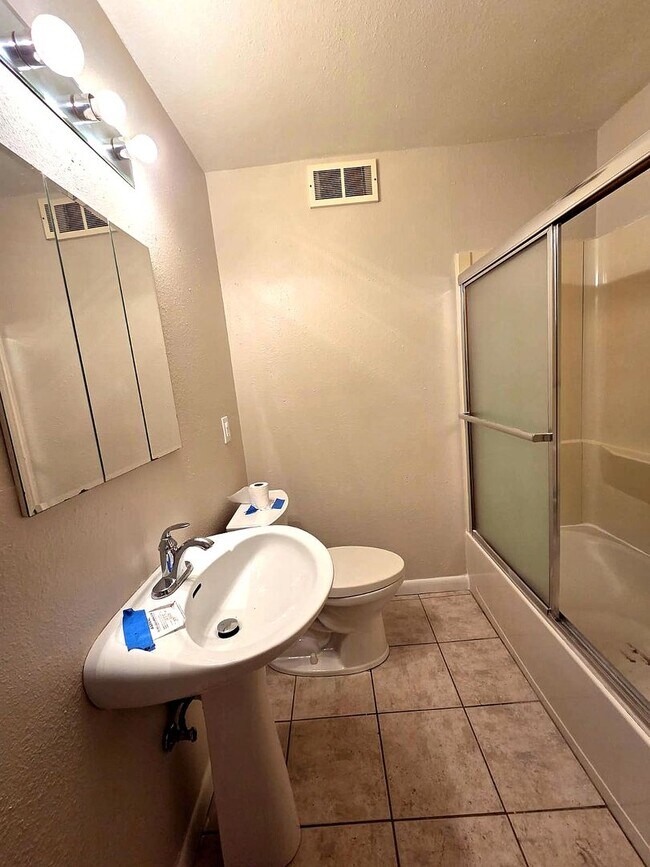 Foto del edificio - 14315 Ledgewood Ave