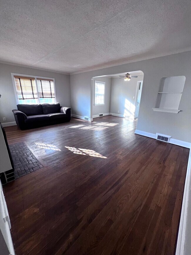 Foto del edificio - AVAILABLE JUNE 1ST: 4 bedroom 2 bathroom home!