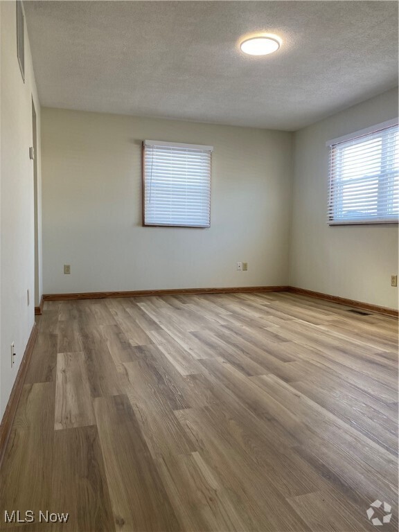 Building Photo - 1046 Overland Ave NE